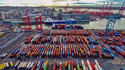 Containerstau: Die Probleme in den Lieferketten bremsen das Wachstum, verknappen das Angebot und steigern damit die Preise. 