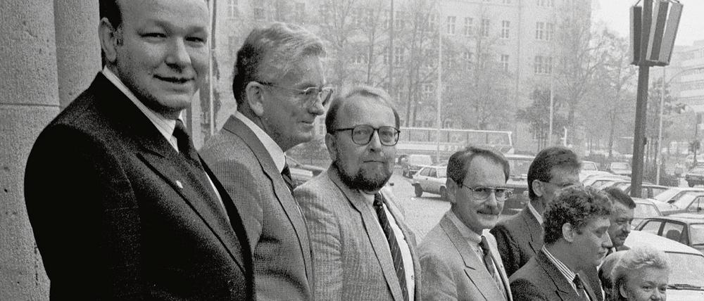 Als die Mauer fiel war Peter Mitzscherling (2. von links) im rot-grünen Senat von Walter Momper (ganz links) für die Wirtschaft zuständig. Das Foto stammt aus dem Oktober 1988, als Momper sein Schattenkabinett für die Wahl im Januar 1989 präsentierte.