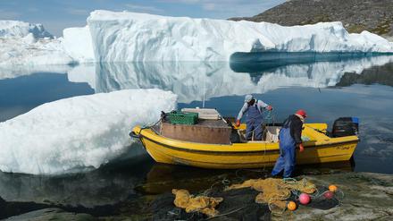 Fischer vor dem Ilulissat Eisfjord in Grönland. 