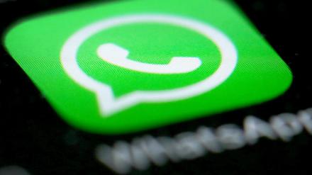 Das Logo der Messenger-App WhatsApp auf dem Display eines Smartphones. 