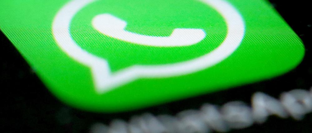 Das Logo der Messenger-App WhatsApp auf dem Display eines Smartphones. 