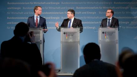 Der Präsident der Deutschen Industrie und Handelskammer (DIHK), Eric Schweizer (l) und der Bundesminister für Wirtschaft und Energie, Sigmar Gabriel (m.) bei der Pressekonferenz.