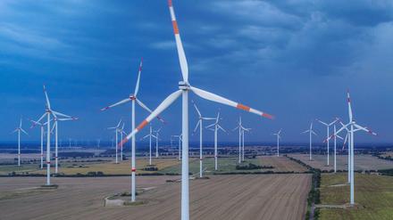 Windkrafträder stehen im Landkreis Oder-Spree. 