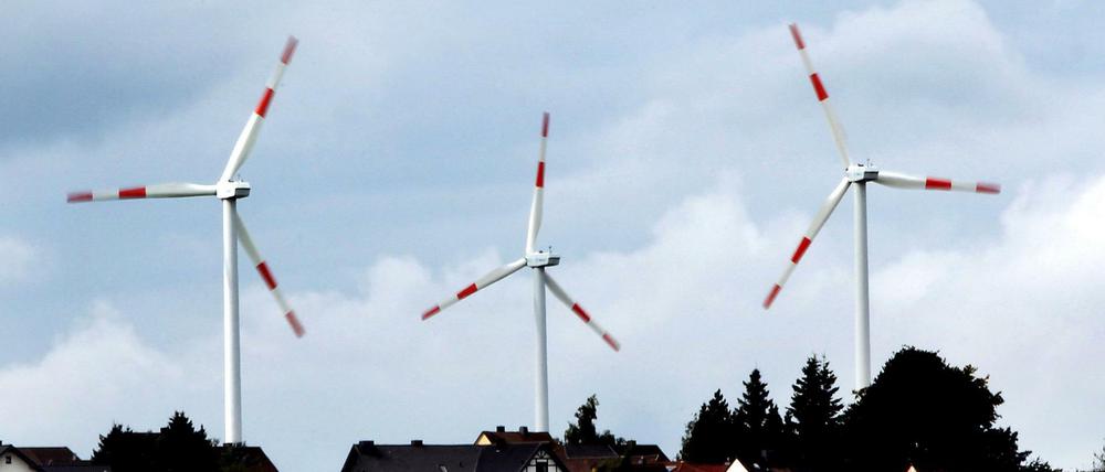 Nordrhein-Westfalen: Windräder des Windparks Schöneseiffen drehen sich hinter Wohnhäusern.