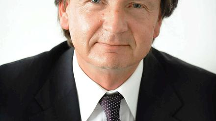 Winfried Holz, Jahrgang 1958, hat viele Jahre für Siemens gearbeitet. Seit Juli 2011 ist er Deutschland-Chef des IT-Dienstleisters Atos. Seine Freizeit verbringt der zweifache Vater am liebsten mit seiner Familie.
