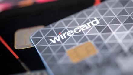 Eine Kreditkarte des Bezahldienstleister Wirecard liegt in einem Showroom des Unternehmens auf einem Tisch.