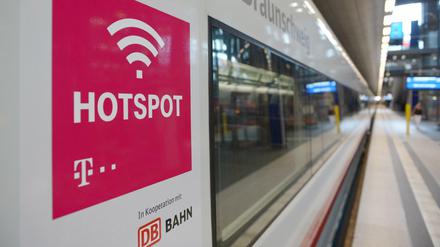 Für einen WLAN-Zugang oder Hotspot der Deutschen Telekom wird am 27.05.2014 an einem ICE auf dem Berliner Hauptbahnhof geworben.