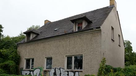 Ein leerstehendes Haus bei Geltow nahe Potsdam (Brandenburg). Deutschlandweit stehen etwa zwei Millionen Wohnungen leer, die Bundesländer haben rund 10 000 Gebäude geerbt.