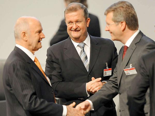 Christian Wulff und Wendelin Wiedeking (Mitte),Vorstandsvorsitzender von Porsche, werden 2009 bei der VolkswagenHauptversammlung von Ferdinand Piech begrüsst.