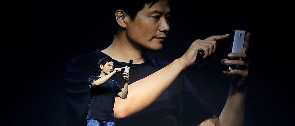Xiaomi-Firmengründer Lei Jun hat in Peking sein neues Smartphone Mi4 vorgestellt.