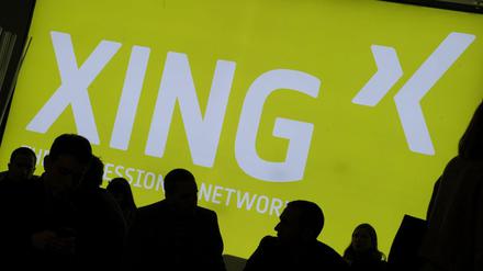 Besucher der Konferenz "Digital Life Design" 2013 in München vor einer Projektion des Sozialen Netzwerks Xing.