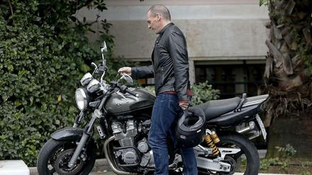 Mobiler Minister. Der griechische Finanzminister Yanis Varoufakis am Freitag in Athen.