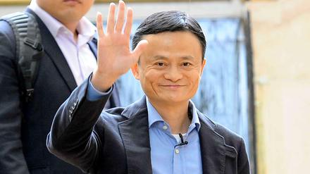 Alibaba wurde 1999 vom einstigen Englischlehrer Jack Ma gegründet. Oft wird Alibaba als die chinesische Version von Amazon und Ebay beschrieben, weil es Funktionen beider Anbieter vereint. Alibaba betreibt unter anderemdie beliebteste chinesische Plattform für Onlinehandel, Taobao. Die Plattform hat 500 Millionen Nutzer.