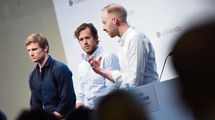 Die Vorstandsmitglieder von Zalando, David Schneider, Robert Gentz und Rubin Ritter (v.l..n.r.) bei der Hauptversammlung des Online-Versandhändlers in Berlin.