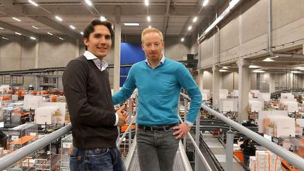 Investieren in Stahl und Beton: Logistik-Chef David Schröder (l) und Zalando-Geschäftsführer Rubin Ritter (r) bei der Eröffnung des Logistikzentrums in Erfurt. Nach ihren Angaben ist es das größte Warenlager für Schuhe und Mode in Europa.