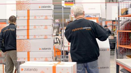 Päckchen packen für Zalando: In Erfurt, Brieselang und im künftigen Logistikzentrum Mönchengladbach sollen nur eigens angestellte Leute arbeiten, für mindestens 8,50 Euro die Stunde.