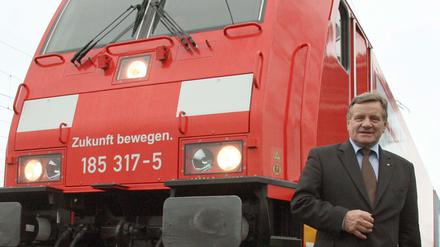 Der damalige Deutsche-Bahn-Chef Hartmut Mehdorn posiert im Januar 2008 vor dem ersten Containerzug aus China. 