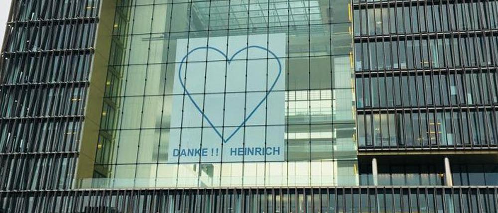 Zentrale ThyssenKrupp in Essen mit "Danke Heinrich" auf Fassade per Twitter von @thyssenkrupp