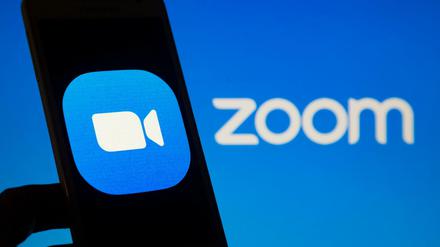 Das Logo des Videokonferenzdienstes Zoom ist auf einem Smartphone-Bildschirm zu sehen.