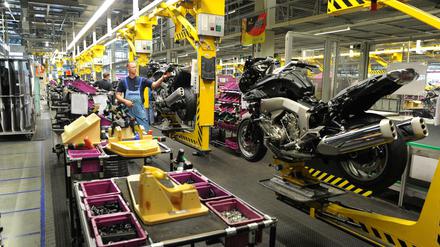 Blick in die Produktion des BMW-Motorradwerks in Berlin. Auch hier stehen die Bänder vorerst still. 