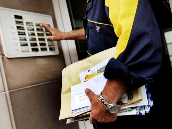 Knochenjob: Viele Zusteller sind überfordert, die Post will neue Postboten einstellen. 