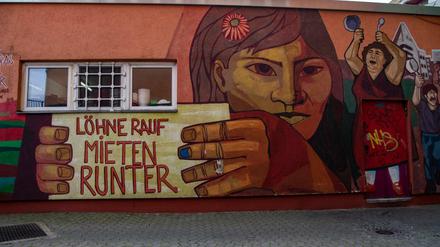 Ein Wandbild in Kreuzberg scheint den Beschluss des Berliner Senats vom 22. Oktober für den Mietendeckel zu begrüßen. 