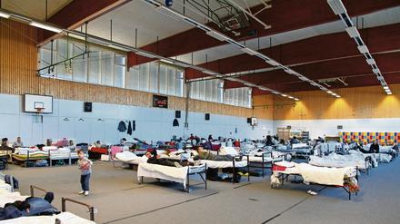 Eine Notunterkunft für Flüchtlinge in einer Turnhalle der Freien Universität in Dahlem. 