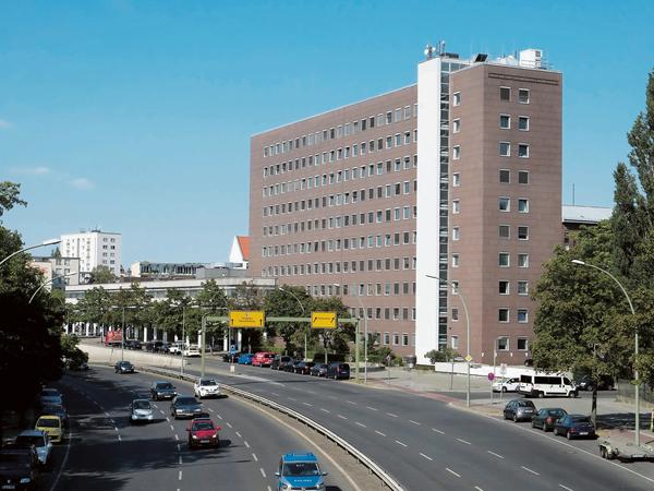 Ins ehemalige Bürogebäude der Landesbank Berlin an der Bundesallee könnten Mitarbeiter des Lageso einziehen.