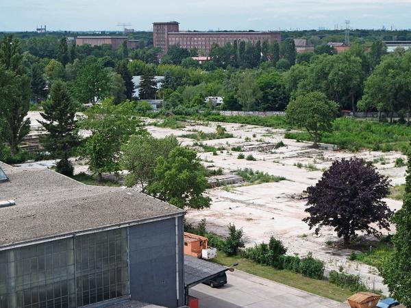 Das zukünftige Baugebiet "Parkstadt Karlshorst". Im Hintergrund das Funkhaus an der Nalepastraße, links im Vordergrund die Hallen des VEB Maschinenbauhandel. Bereits abgerissen ist das ehemalige Furnierwerk des VEB Holzveredelung, das auf der freien Fläche stand.