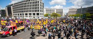 Teilnehmer einer Demonstration unter dem Motto ´Gegen den Mietenwahnsinn · jetzt erst recht!» versammelten sich am 23. Mai 2021 auf dem Potsdamer Platz. 