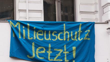 "Milieuschutz jetzt!" steht in Berlin auf einem Transparent an einem Haus am Kottbusser Damm. 