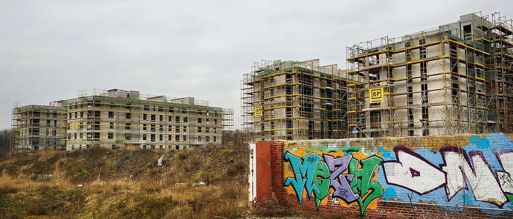 Auf der Baustelle des Möckernkiez' dominiert Betongrau. Nur die Graffiti an der einstigen Umfriedungsmauer bringen etwas Farbe ins Bild.