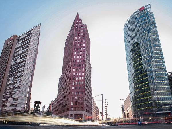 Schön hoch, aber keine Wohngebäude: Bahn-Tower (rechts), Kollhoff-Tower (Mitte) und das Hochhaus von Renzo Piano am Potsdamer Platz.