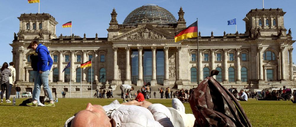 Friedliches Miteinander vor dem Reichstagsgebäude. Doch die neue Kuppel ist indirekt eine Erinnerung an den Brand im Februar 1933, als das Original in Flammen aufging.