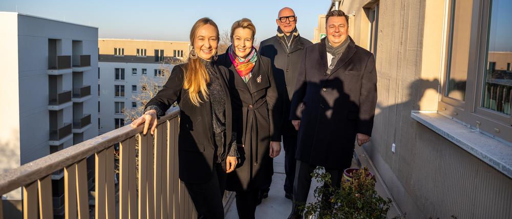 Marie Vetter, eine der Neumieterinnen im Gesobau-Projekt am Stiftsweg mit der Regierenden Bürgermeisterin Franziska Giffey, Jörg Franzen, Vorstandsvorsitzender der GESOBAU AG, und Andreas Geisel, Stadtentwicklungssenator (v.l.n.r).