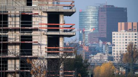 Ein Baugerüst steht an einem Rohbau von Neubau-Wohnungen in Schöneberg. 