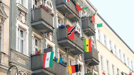 Multikulturelle Hausgemeinschaft. Während Europa- und Weltmeisterschaften im Fußball wird besonders gut sichtbar, wie viele Ethnien oft unter einem Dach leben. Foto: Ullstein