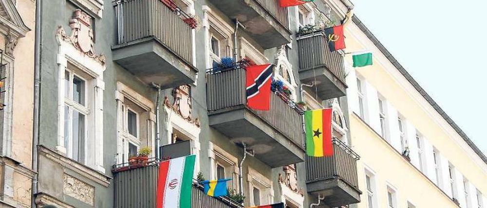 Multikulturelle Hausgemeinschaft. Während Europa- und Weltmeisterschaften im Fußball wird besonders gut sichtbar, wie viele Ethnien oft unter einem Dach leben. Foto: Ullstein
