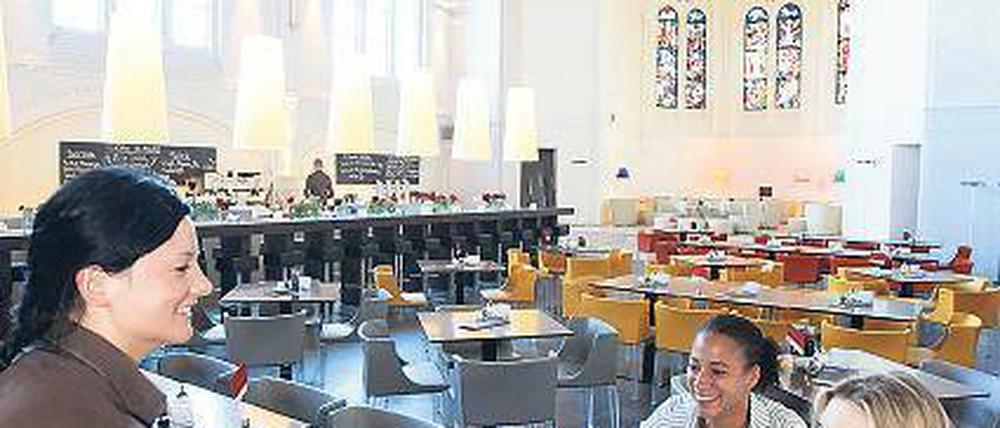 Umgebaut für weltliche Zwecke. Die ehemalige Martini-Kirche in Bielefeld beheimatet heute ein Café. Foto: dpa