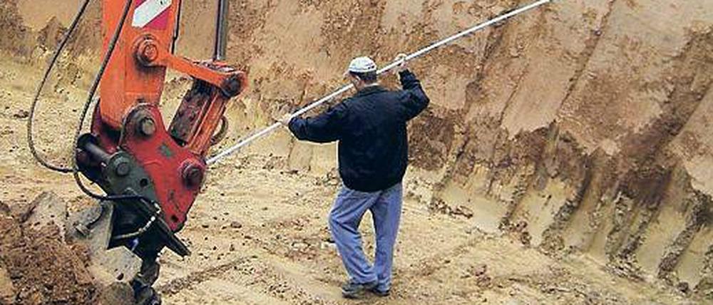 Beim Ausheben der Baugrube zeigt sich, ob der Boden stabil genug ist.