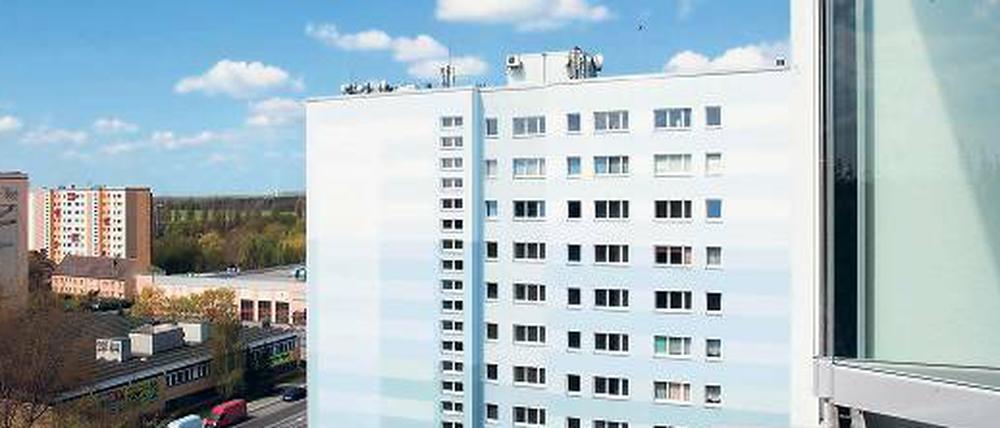Die drei Elfgeschosser hätte der Bezirk Pankow aus ästhetischen Gründen am liebsten abgerissen. Letztlich einigte man sich auf ein Fassadenkonzept, bei dem die Farbe gen Himmel immer heller wird.