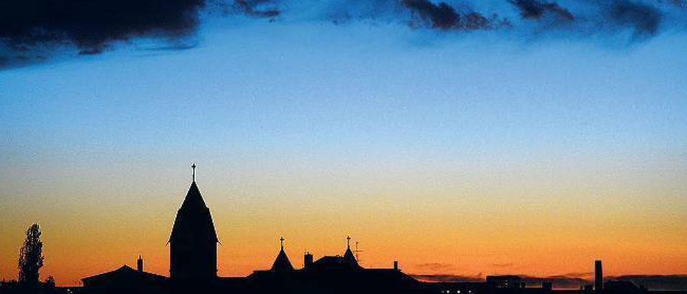 Dunkle Wolken über den Türmen der Leipziger Liebfrauenkirche. Ob „Hypezig“ seinem Ruf wirklich gerecht wird, wollen drei Neuleipziger in ihrem Projekt „einundleipzig“ hinterfragen. 