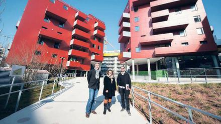Degewo-Geschäftsführerin Kristina Jahn mit den Architekten Oliver Scheifinger (links) und Otto Höller vor Sozialwohnungen im Wiener Sonnwendviertel.