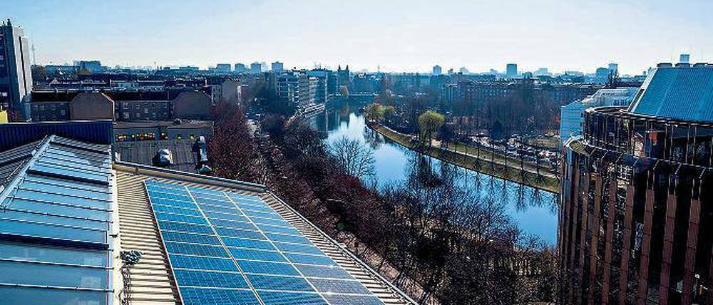 Unten schlängelt sich die Spree, oben glänzen Solarpaneele in der Sonne. Der GSG-Hof in der Reuchlinstraße ist einer von 28, die mit Photovoltaik auf dem Dach ausgestattet wurden. 