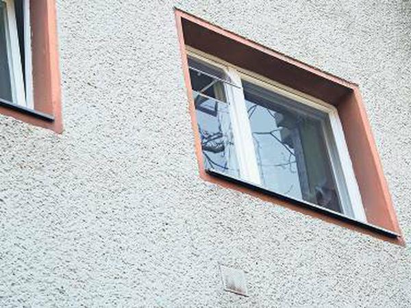 Abdeckung einer Lüftung in der Fassade des Wohnblocks an der Seeckstraße in Spandau. Innen war der Abzug mit einer Einbauküche verstellt.