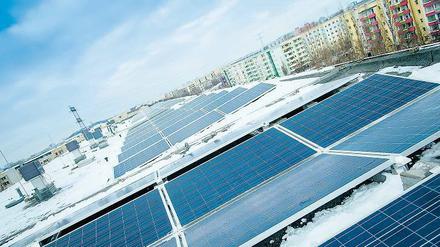 Gut gedacht. Eine weitere Photovoltaikanlage der Berliner Stadtwerke ist in dieser Woche auf einem Dach der „Stadt und Land Wohnbauten-Gesellschaft“ im Hellersdorfer Rathausviertel fertiggestellt worden. 