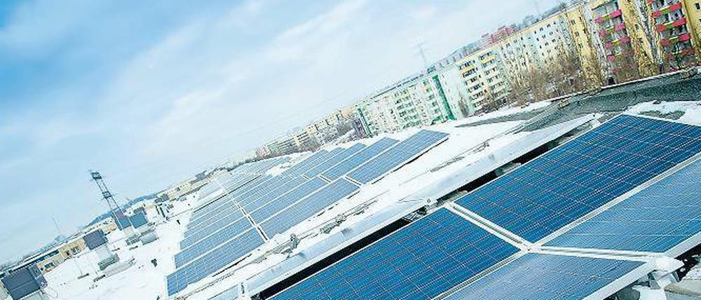 Gut gedacht. Eine weitere Photovoltaikanlage der Berliner Stadtwerke ist in dieser Woche auf einem Dach der „Stadt und Land Wohnbauten-Gesellschaft“ im Hellersdorfer Rathausviertel fertiggestellt worden. 