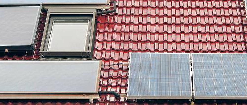 Erneuerbare Energien ernten die Besitzer dieses Daches: rechts ein Photovoltaikpanel für Strom, links Solarthermie für warmes Wasser. 