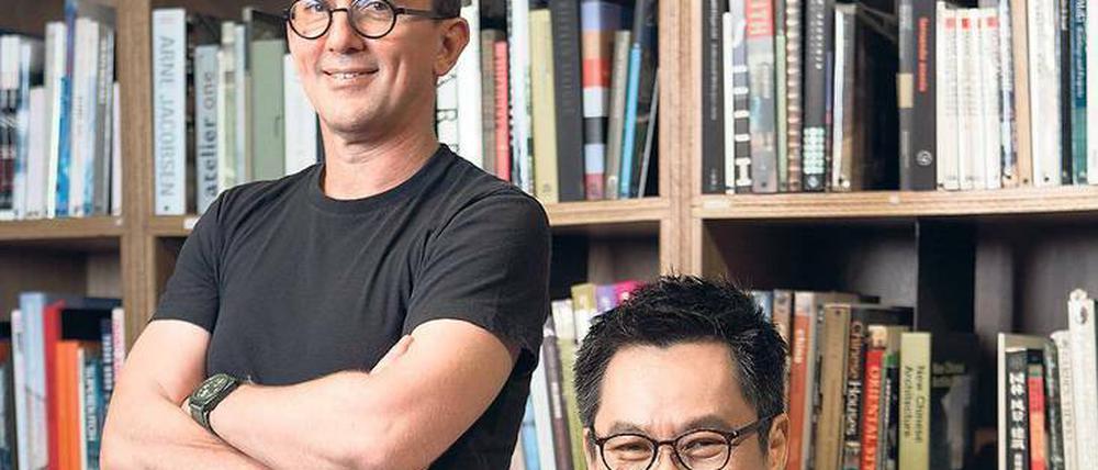 Wong Mun Summ (rechts) und Richard Hassel gründeten 1994 die Architektur- und Designfirma WOHA.