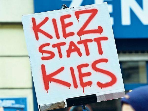 Demonstranten gegen steigende Mieten und mögliche Räumungen in Kreuzberg. Gentrifizierung ist in Berlin Thema. 